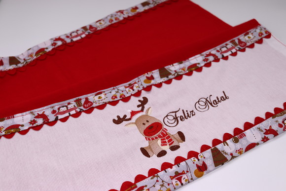Pano de Prato Vermelho com Bordado de Natal