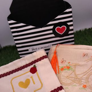 Kit Dia das Mães - Toalha Bege + Necessaire Bicicleta