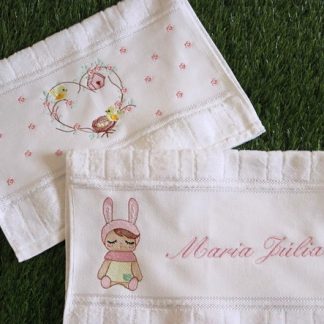 Kit com Duas Toalhas de Mão Bordadas